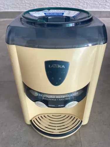 Vendo bebedouro de água natural e gelada.