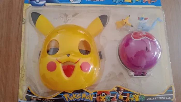 Máscara Pokemon mais bola ou boneco