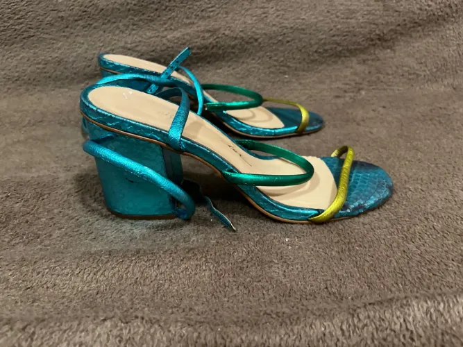 Sandália Azul Metalizada com Detalhes Coloridos