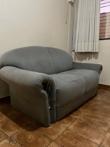 Sofá Cinza Confortável - 2 Lugares