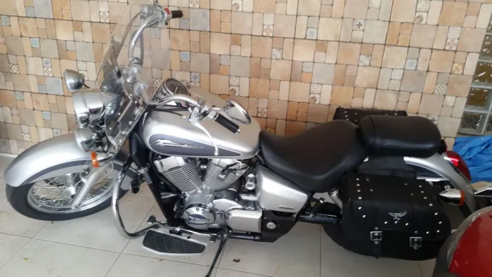 Vendo Honda Shadow 750 2010, injetada, com equipamentos