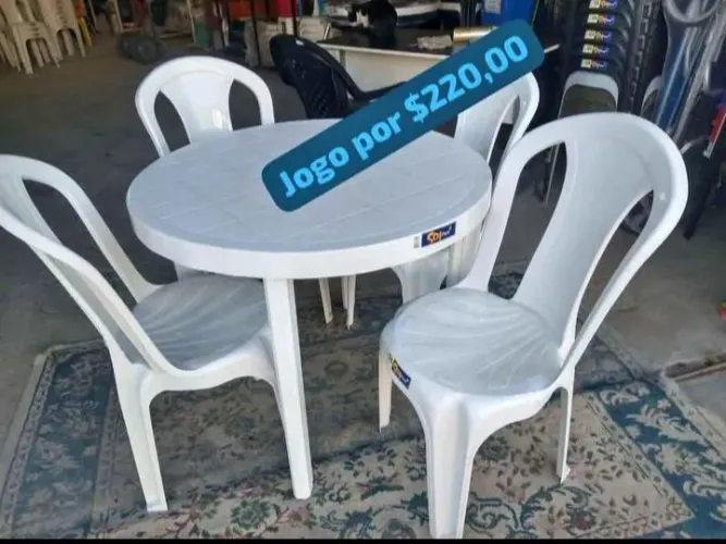 Conjunto de Mesa com 4 Cadeiras Plásticas Brancas