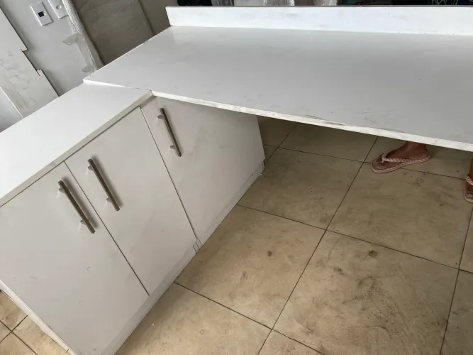 Armário Planejado de 3 Portas e Bancada Lateral
