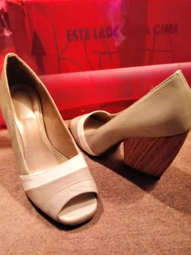 Sapato peep toe da Dona Dorf n°35 com salto madeira lindo!!!!