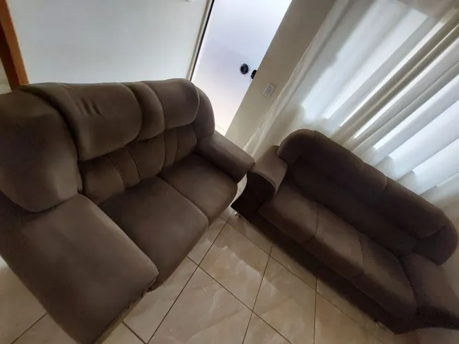 Sofa de 2 e 3 lugares.