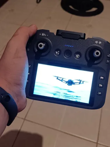 Controle com tela para drone