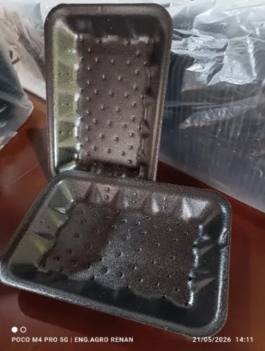 BANDEJAS DE ISOPOR COM ABSORVENTE, FARDO COM 350 UNIDADES