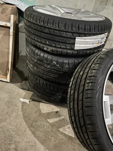 Vendo rodas aro 20 com pneus novos (225/35-20), *15