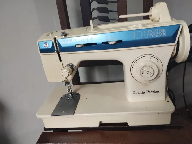Máquina de Costura Singer Facilita 243