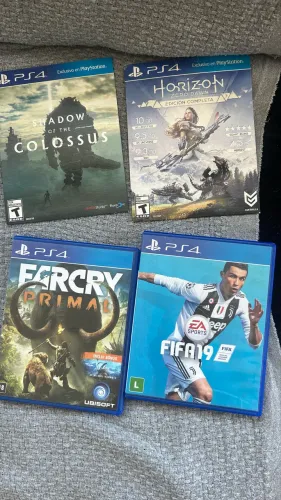 PS4 Slim 1TB + 4 jogos 