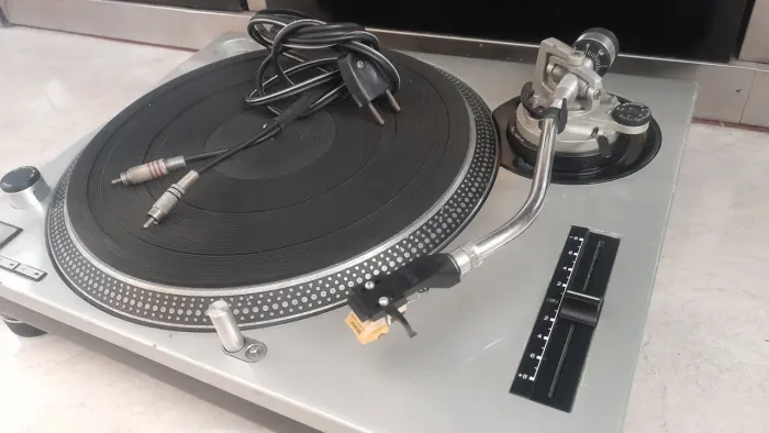 Toca Discos Technics SL1200 Mk2 tudo ok.