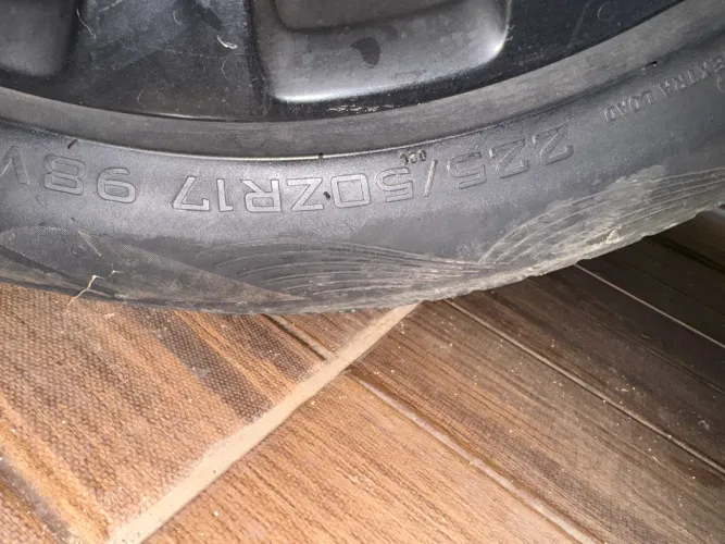 Pneu 225/50 17 - usado 
