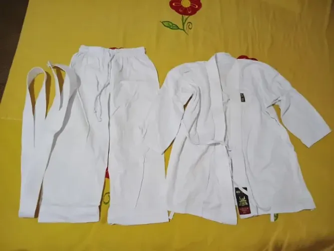 vendo kimono karatê infantil. 150 reais, usado poucas vezes. *