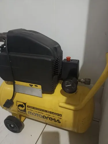 Vendo esse compressor pra pintura etc 220w valor 450 reais 