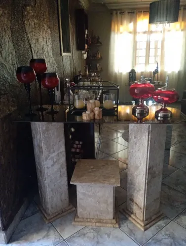 Aparador luxo ,com tampo em vidro espelhado e pés em pedra 