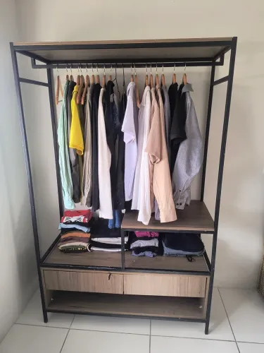 Guarda roupa estilo industrial metalom com madeira/ Closet