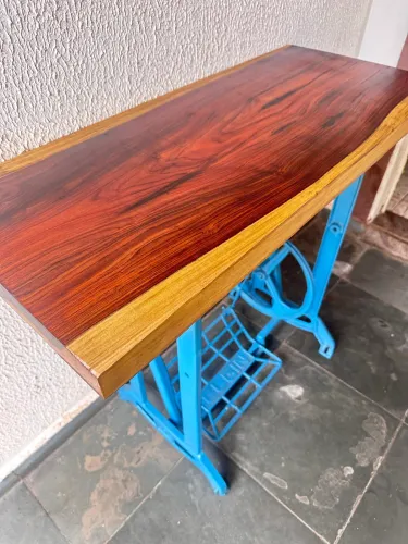 Aparador de ferro fundido com tampo em Madeira pau-ferro