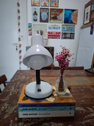 Luminária de mesa articulada