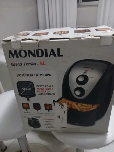 VENDE-SE AIRFRYER DE 5 L MONDIAL COM 5 MÊS DE COMPARADA NA CAIXA COM MANUAL.