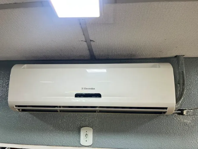Ar condicionado/ quente e frio