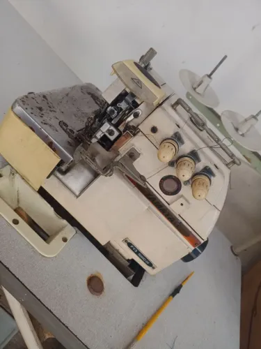 Máquina de costura overlok industrial .obs; pagamento pessoalmente com proprietário.