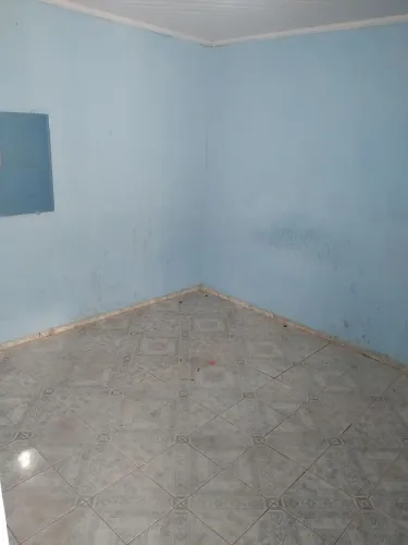 Alugar-se 3 cômodos com banheiro na cerâmica e forro na 4 Ceilândia norte