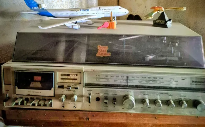 Toca disco e vários discos de vinil