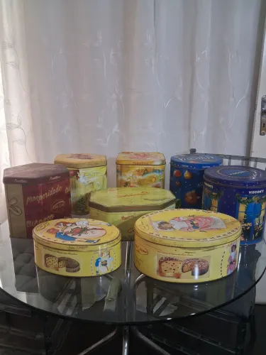 Latas antigas de panetone