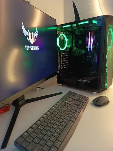 PC COMPLETO ASUS TUF WIFi, RYZEN 5 5600G, 16GB, 1T HD, MONITOR SAMSUNG ODYSSEY 27" 240Hz