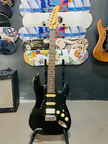 Guitarra StratoCaster Cort G-250