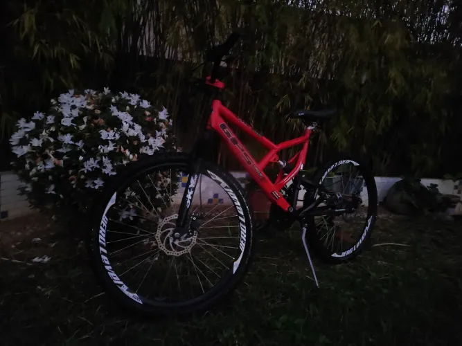 Bicicleta GPS vermelha