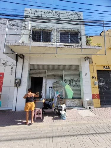 CENTRO - Rua Castro e Silva, 661, aproximadamente 88M² de area construida e 143M² de terre