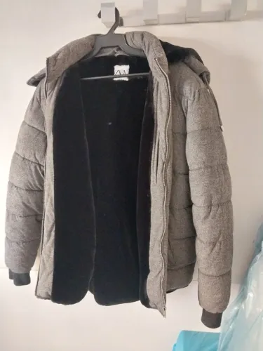 jaqueta masculino de inverno com capuz, cinza com preto, loja zara, seminovo