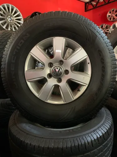 Roda Amarok aro 16 Trendline 5x120 com pneus Goodyear