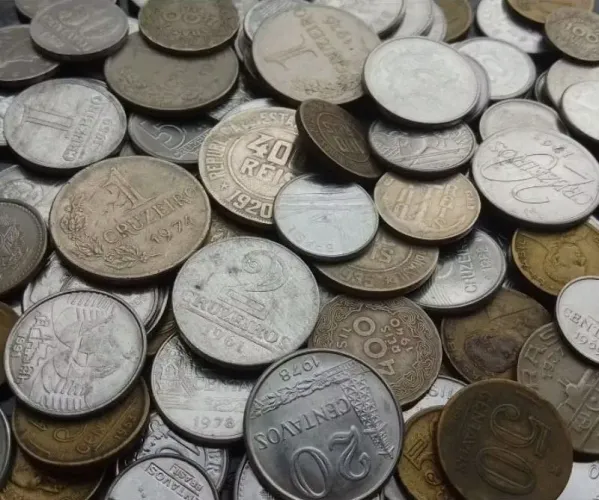 Lote com 20 moedas nacionais e estrangeiras.