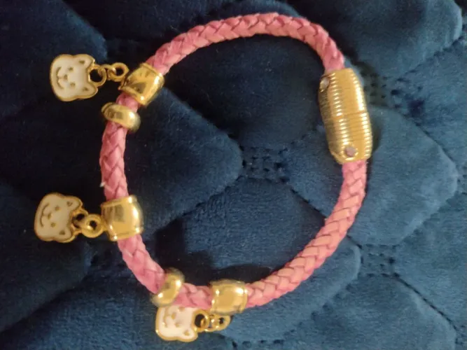 Pulseira rosa com penduricalho 