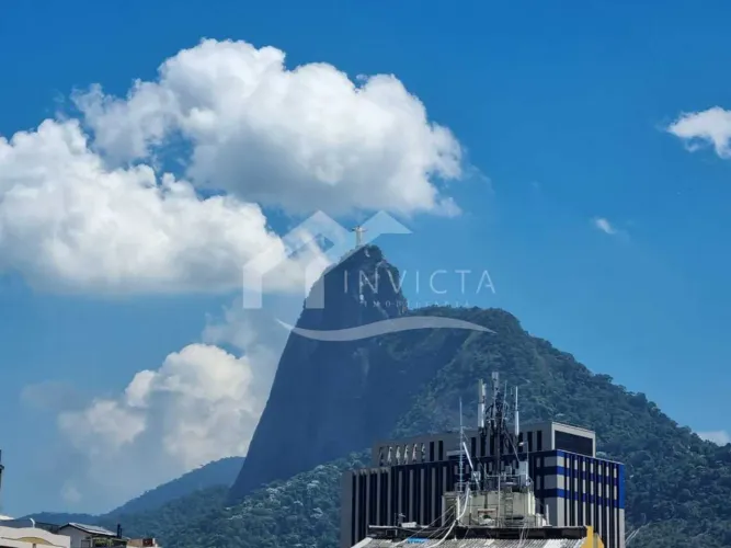 Uma ótima cobertura com 1 quarto e com vista pro Cristo e Pão de Açúcar