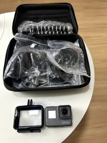 GO PRO HERO5 BLACK SEMI-NOVA + CASE PROTETORA E DIVERSOS ACESSÓRIOS DE BRINDE.