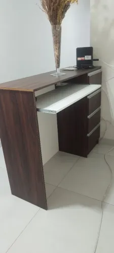 Vendo balcão de recepção.