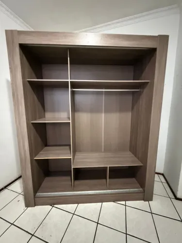 Guarda roupa, porta com espelho