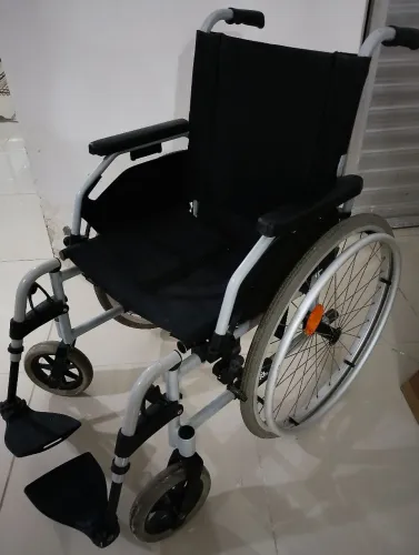 Vendo excelente e confortável cadeira de rodas