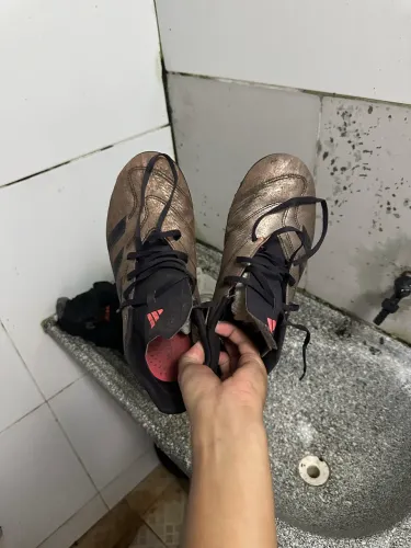 Chuteira Adidas número 41 (só está suja, solado em perfeito estado!)