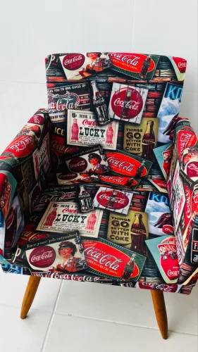Poltrona decorativa tecido suede da coca cola
