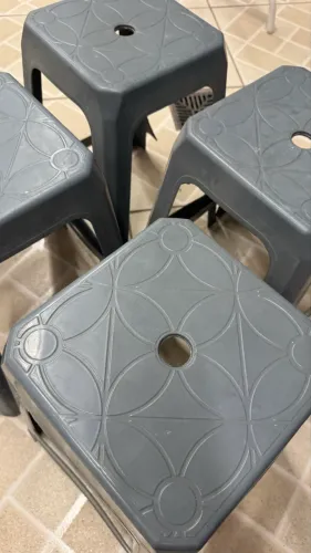 Banquetas de plástico cinza ( 4 unidades)