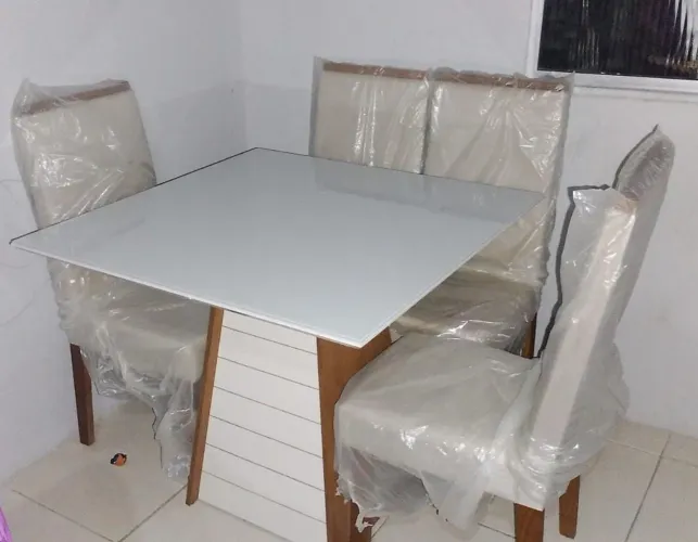 VENDO MESA COM 4 CADEIRAS