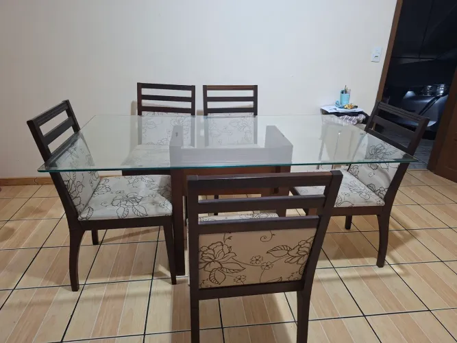 Vendo mesa de madeira com tampo de vidro