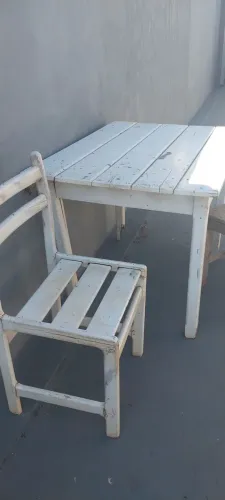 Mesa de madeira com 2 cadeiras aleatorias