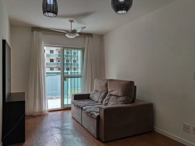 Apartamento com varanda e área externa para locação