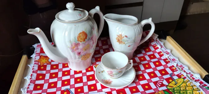 Conjunto de chá dos anos 40/50 de porcelana