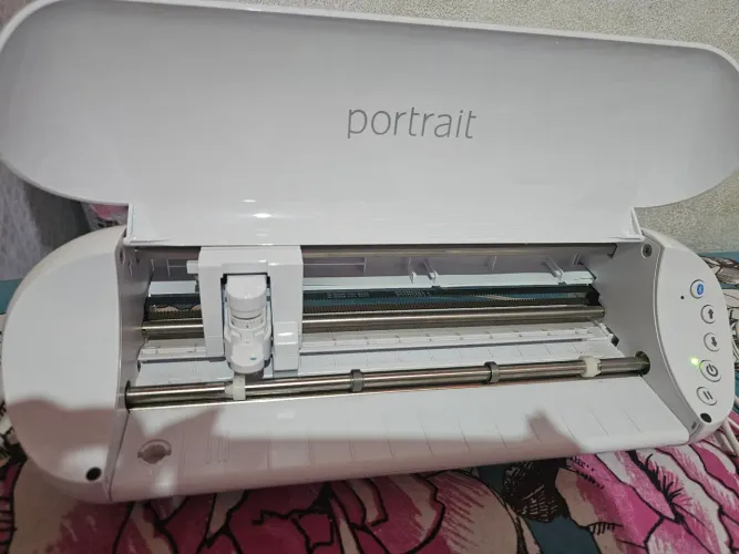 Silhouette portátil 3 Praticamente Nova!Comprei, fiz testes e nunca soube usar.